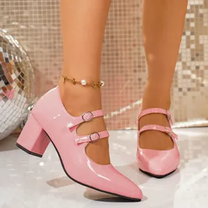 Gros plan sur d'élégantes chaussures Mary Jane en cuir verni rose avec doubles brides et talons hauts