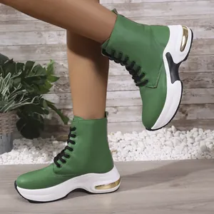 Grüne High-Top-Plateau-Sneaker für Damen mit schwarzen Schnürsenkeln und Goldakzent