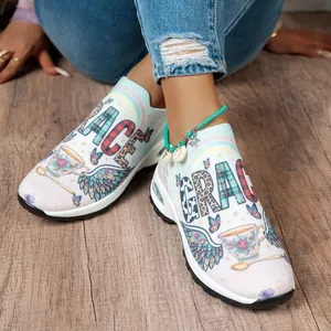 Détail de baskets compensées pour femmes avec imprimés colorés GRACE et papillons.