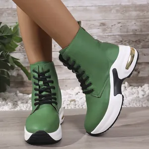 Detailansicht der grünen High-Top-Sneaker-Boots aus PU-Leder mit dicken weißen Sohlen