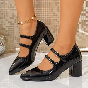 Vue détaillée des escarpins Mary Jane en cuir verni noir avec doubles brides à boucle