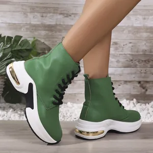 Grüne Damen-High-Top-Sportstiefel aus PU-Leder mit dicker weißer Sohle, Seitenansicht