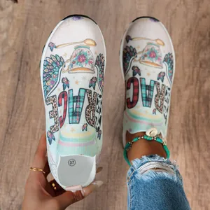 Vue détaillée de baskets à enfiler pour femmes avec un imprimé artistique coloré