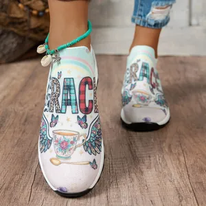 Détail de chaussures en tricot à motifs pour femmes avec motif GRACE et semelle épaisse