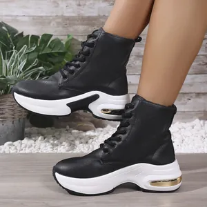 Schwarze High-Top-Sneaker-Stiefel aus PU-Leder mit klobiger weißer Sohle und Goldakzent.