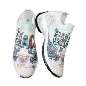 Gros plan de baskets sans lacets pour femmes avec imprimé floral et ailes colorés.