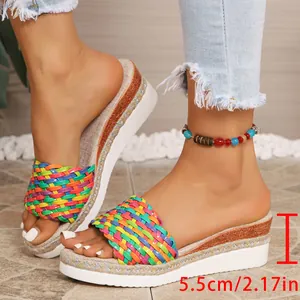 Sandale compensée à plateforme tissée colorée avec talon de 5,5 cm et semelle en corde