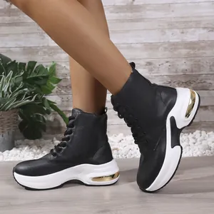 Detailansicht der schwarzen Damen-High-Top-Sportstiefel aus PU-Leder mit Goldferseneinsatz