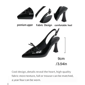 Detalle de zapatos destalonados negros con tacón de 9 cm y detalle de lazo