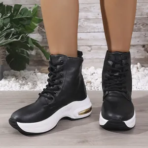 Detail der schwarzen PU-Leder High-Top Sportschuhe mit weißer Plateausohle am Modell
