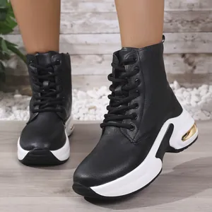 Stylische schwarze PU-Leder High-Top-Sportstiefel mit dicken weißen Sohlen und Goldakzenten.