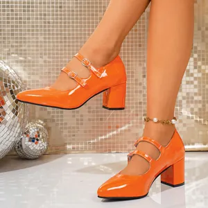 Vue détaillée des escarpins Mary Jane en cuir verni orange vif avec double bride et talon bloc