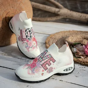 Détail des baskets à plateforme florales montrant une hauteur de talon de 4,5 cm