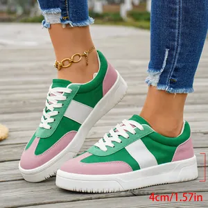Gros plan de baskets compensées vert et rose pour femmes avec détail de talon 4cm