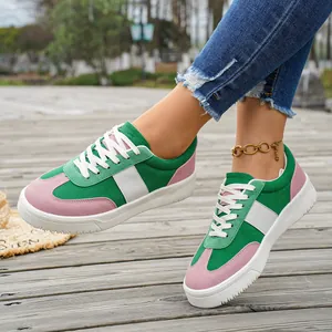 Vue détaillée de baskets décontractées pour femmes en vert et rose à blocs de couleurs