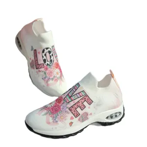 Vue latérale détaillée de baskets blanches à fleurs avec inscription 'LOVE' et coussin d'air