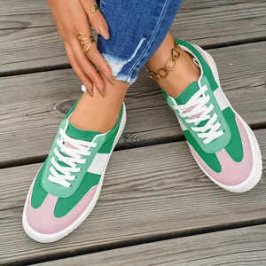 Gros plan de baskets décontractées pour femmes au design color-block vert et rose