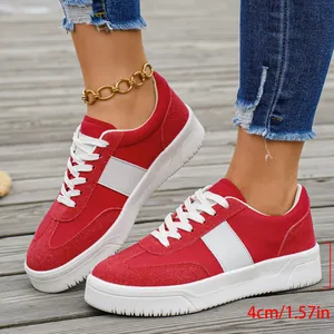 Vue détaillée de baskets à plateforme en daim rouge pour femmes avec une semelle de 4 cm
