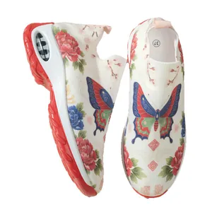 Vue détaillée de baskets à enfiler pour femmes avec motifs fleurs et papillons.