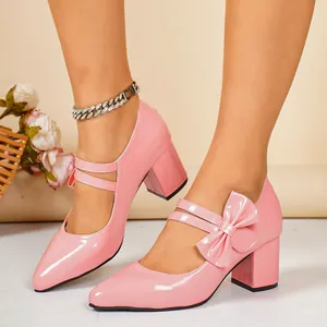 Élégantes chaussures roses vernies à talons épais avec nœud et bout pointu