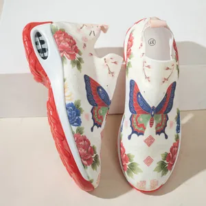 Vue détaillée des baskets à plateforme avec imprimé floral et papillon et semelle