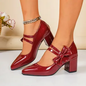 Escarpins élégants en cuir verni bordeaux à talons épais avec nœud et bout pointu