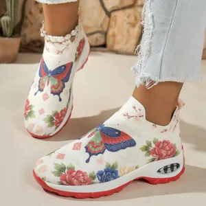 Vue détaillée des baskets à enfiler pour femmes avec imprimé fleurs et papillons colorés.