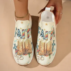 Vue détaillée de baskets à enfiler en maille avec un imprimé graphique « FAITH ».