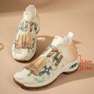 Gros plan de baskets compensées en tricot pour femmes avec talon de 5,5 cm et motif Faith