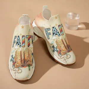 Gros plan sur les baskets beiges en maille à enfiler avec inscription FAITH et motifs