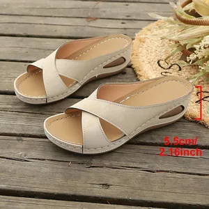 Lässige beige Damen-Keilsandaletten mit Kreuzgurten und bequemer 5,5 cm dicker Plateausohle
