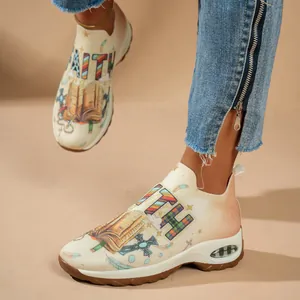 Détail de baskets en maille pour femme avec imprimé FAITH et semelle compensée chic