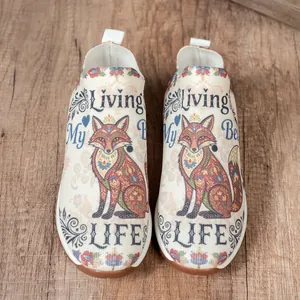 Gros plan du motif de renard et du texte anglais sur le tissu des chaussures.