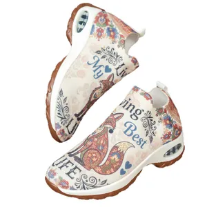 Vue détaillée des baskets compensées pour femmes avec imprimé renard et texte.