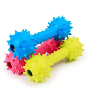 Dettaglio di manubri cigolanti in TPR con punte colorate per la salute dentale dei cani