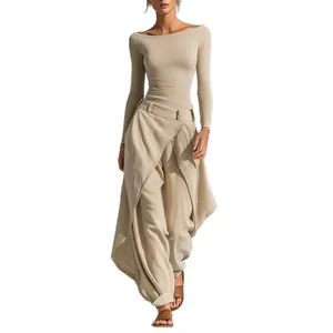 Ensemble deux pièces avec haut à épaules dénudées et pantalon large irrégulier pour femme