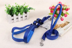 Vista dettagliata del set pettorina imbottita blu e guinzaglio per cani medi e grandi