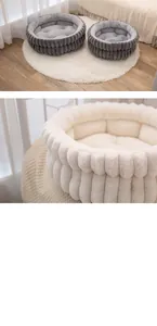 Primo piano dettagliato della morbida trama di peluche di una cuccia rotonda spessa