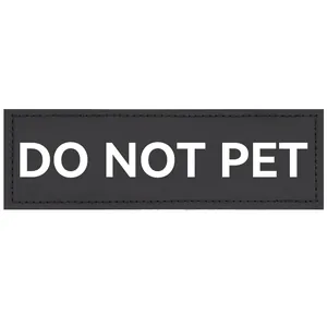 Detailansicht eines schwarzen K9-Hundegeschirr-Klett-Patches mit DO NOT PET Schrift