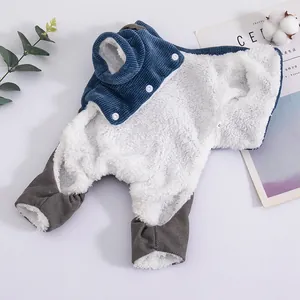 Gemütlicher weißer Sherpa-Hunde-Overall mit blauem Cordkragen für kleine Haustiere
