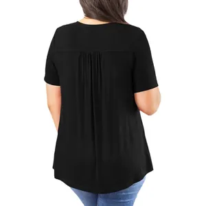 Plus size dames zwart T-shirt met korte mouwen en geplooide achterkant op wit