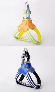 Detailansicht von zwei verstellbaren Hundegeschirren mit gelben und blauen Blumenmustern