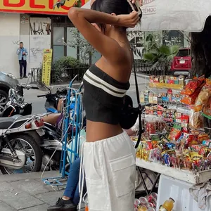 Detalle de estilo callejero de un top de tubo de punto a rayas con ajuste ceñido.
