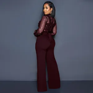 Elegante mono burdeos con top transparente de lentejuelas y encaje para una fiesta