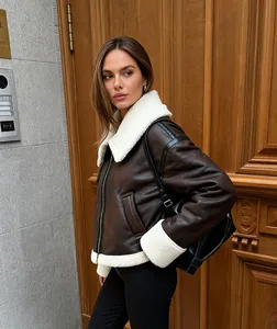 Klassische dunkelbraune Damen Kunstlederjacke mit dickem cremefarbenem Futter