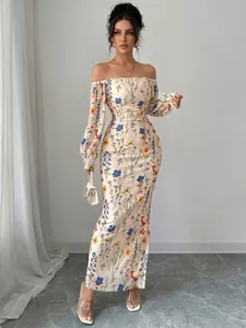 Elegantes schulterfreies Maxikleid mit Blumenmuster, Laternenärmeln und hohem Schlitz