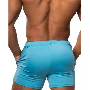 Vista trasera de pantalones cortos de fitness azules ajustados para un look atlético