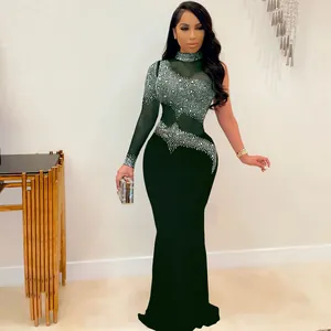Elegante vestido de noche de un solo hombro en verde esmeralda con pedrería y malla