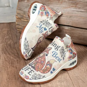 Détail de baskets compensées pour femmes avec imprimé renard et semelle à coussin d'air.
