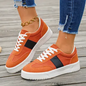 Baskets femme élégantes orange et noir avec semelle blanche épaisse en plein air